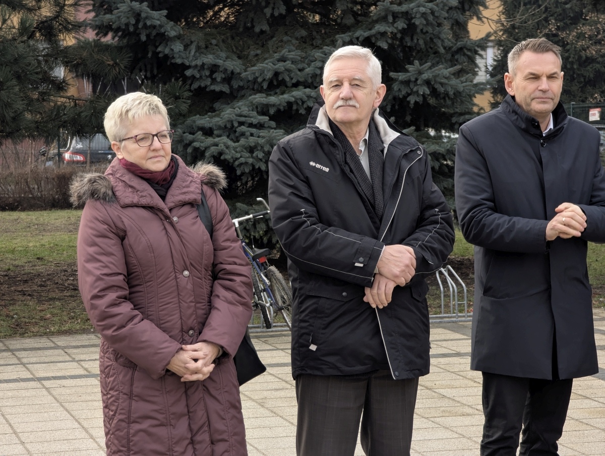 Odsłonięcie miejsca pamięci Grzegorza Łomacza w SP nr 5 [21.01.2025] - zdjęcie #26 - eOstroleka.pl