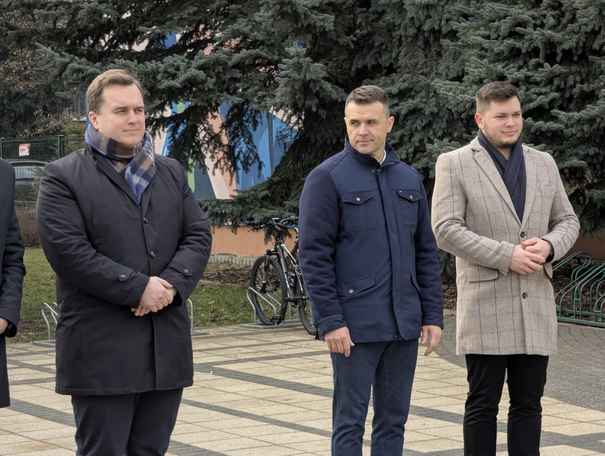 Odsłonięcie miejsca pamięci Grzegorza Łomacza w SP nr 5 [21.01.2025] - zdjęcie #25 - eOstroleka.pl