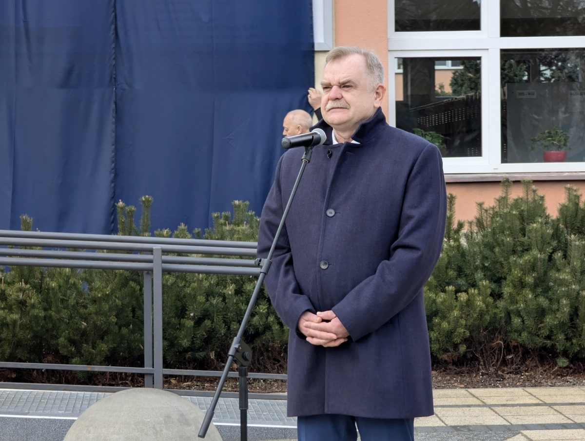 Odsłonięcie miejsca pamięci Grzegorza Łomacza w SP nr 5 [21.01.2025] - zdjęcie #24 - eOstroleka.pl