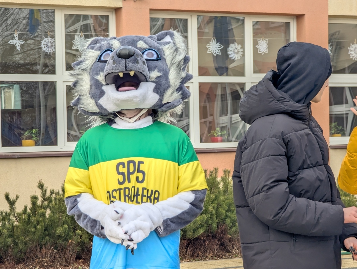 Odsłonięcie miejsca pamięci Grzegorza Łomacza w SP nr 5 [21.01.2025] - zdjęcie #23 - eOstroleka.pl