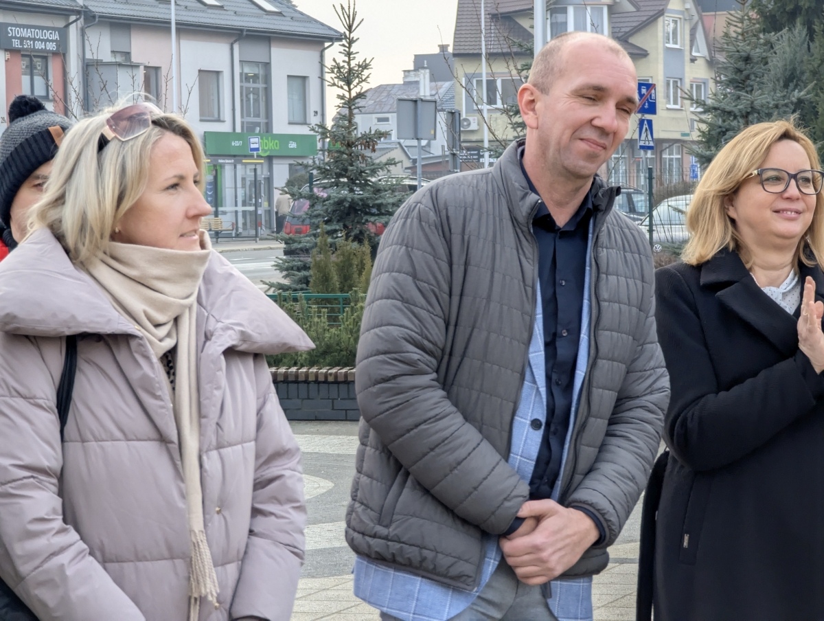 Odsłonięcie miejsca pamięci Grzegorza Łomacza w SP nr 5 [21.01.2025] - zdjęcie #21 - eOstroleka.pl