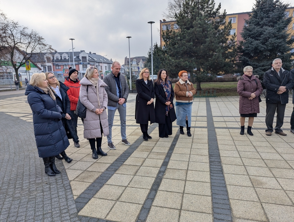 Odsłonięcie miejsca pamięci Grzegorza Łomacza w SP nr 5 [21.01.2025] - zdjęcie #20 - eOstroleka.pl