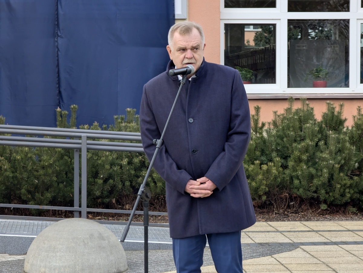 Odsłonięcie miejsca pamięci Grzegorza Łomacza w SP nr 5 [21.01.2025] - zdjęcie #19 - eOstroleka.pl