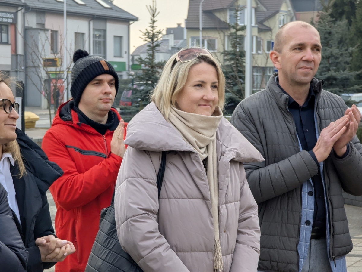 Odsłonięcie miejsca pamięci Grzegorza Łomacza w SP nr 5 [21.01.2025] - zdjęcie #18 - eOstroleka.pl