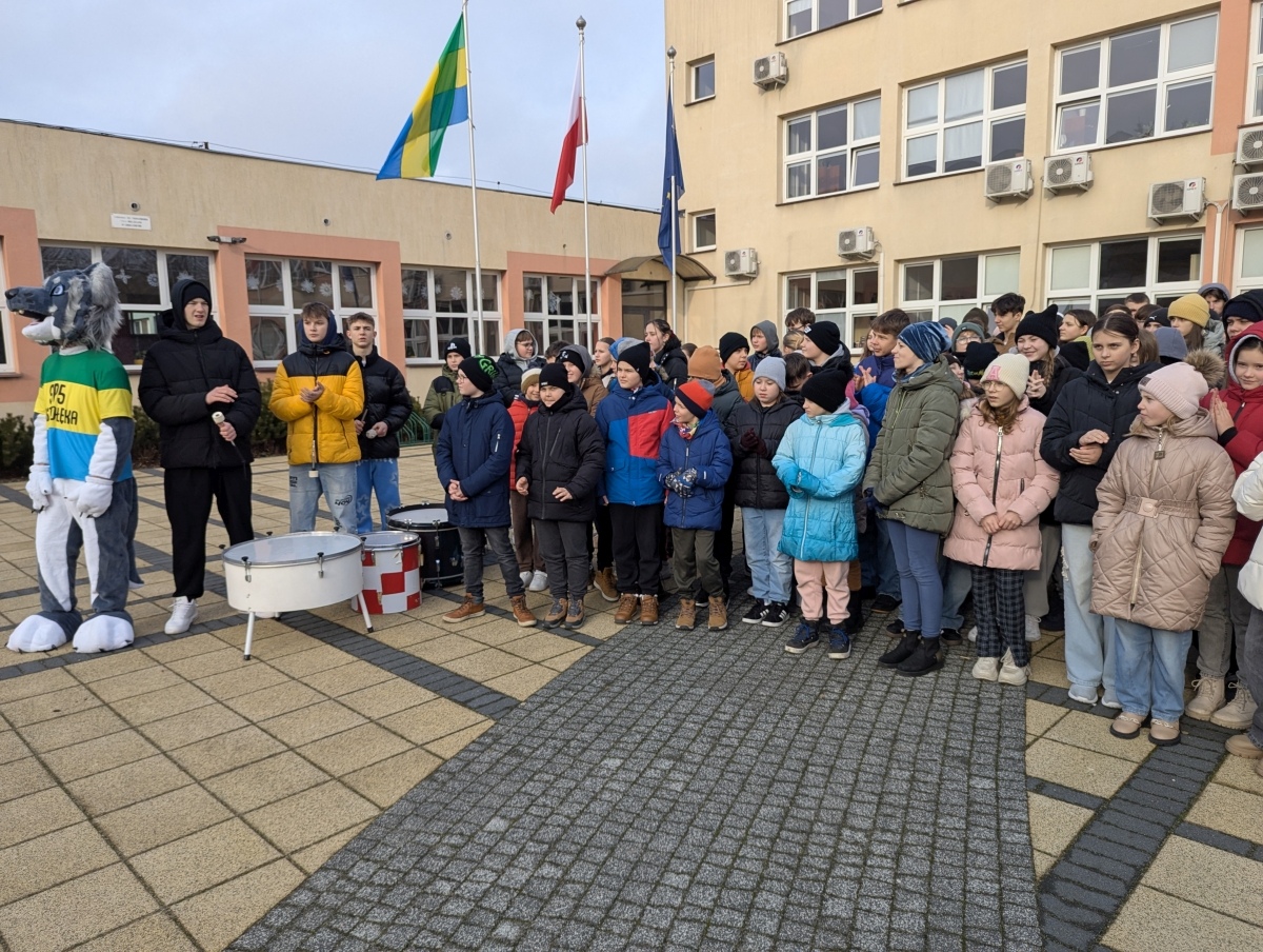 Odsłonięcie miejsca pamięci Grzegorza Łomacza w SP nr 5 [21.01.2025] - zdjęcie #15 - eOstroleka.pl