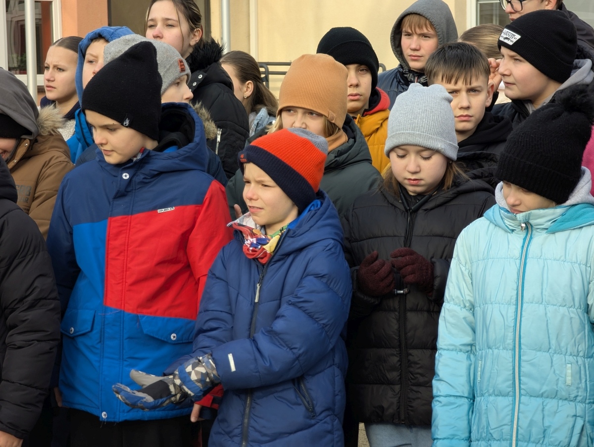 Odsłonięcie miejsca pamięci Grzegorza Łomacza w SP nr 5 [21.01.2025] - zdjęcie #14 - eOstroleka.pl