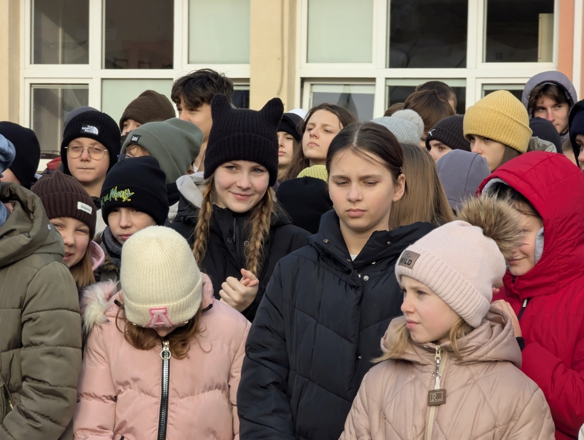 Odsłonięcie miejsca pamięci Grzegorza Łomacza w SP nr 5 [21.01.2025] - zdjęcie #13 - eOstroleka.pl