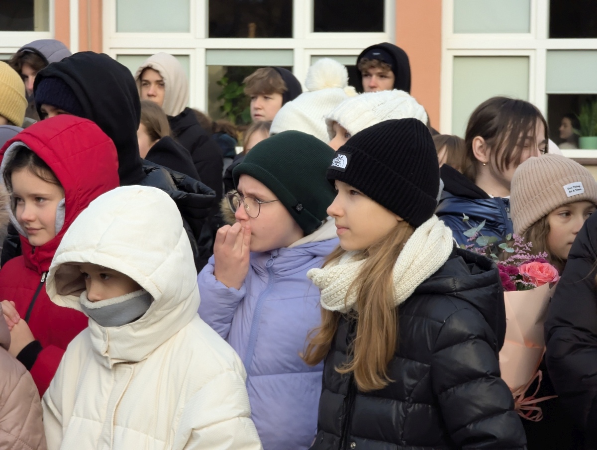 Odsłonięcie miejsca pamięci Grzegorza Łomacza w SP nr 5 [21.01.2025] - zdjęcie #12 - eOstroleka.pl