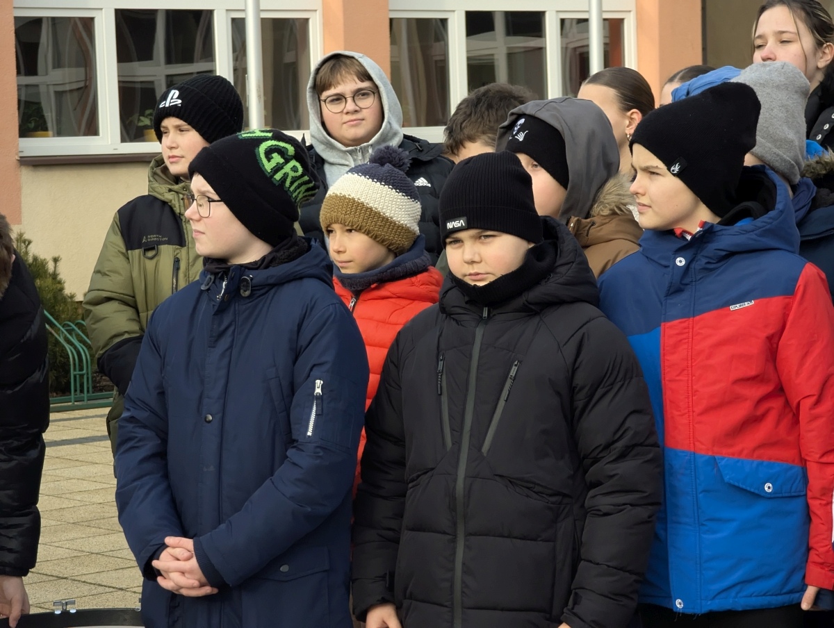 Odsłonięcie miejsca pamięci Grzegorza Łomacza w SP nr 5 [21.01.2025] - zdjęcie #11 - eOstroleka.pl