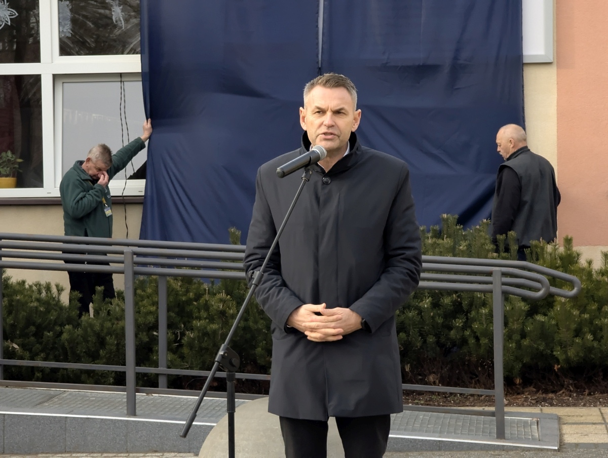 Odsłonięcie miejsca pamięci Grzegorza Łomacza w SP nr 5 [21.01.2025] - zdjęcie #10 - eOstroleka.pl
