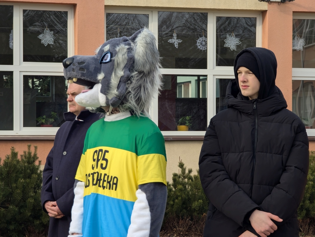 Odsłonięcie miejsca pamięci Grzegorza Łomacza w SP nr 5 [21.01.2025] - zdjęcie #9 - eOstroleka.pl