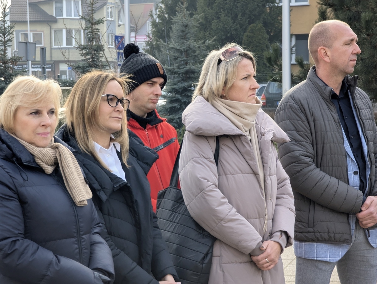 Odsłonięcie miejsca pamięci Grzegorza Łomacza w SP nr 5 [21.01.2025] - zdjęcie #8 - eOstroleka.pl