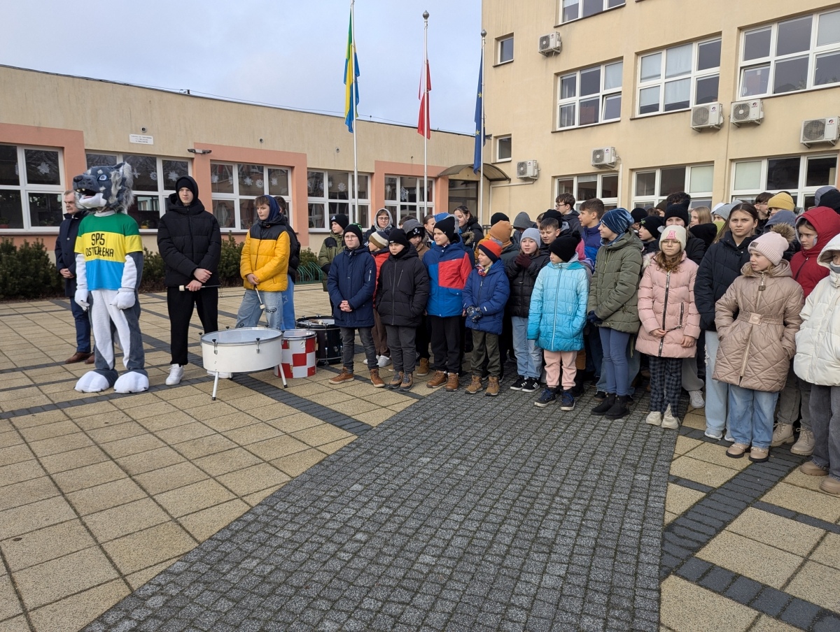 Odsłonięcie miejsca pamięci Grzegorza Łomacza w SP nr 5 [21.01.2025] - zdjęcie #6 - eOstroleka.pl