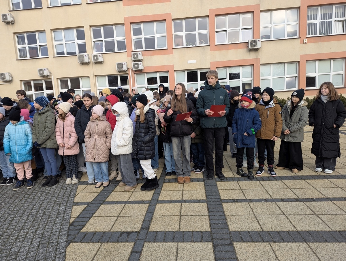 Odsłonięcie miejsca pamięci Grzegorza Łomacza w SP nr 5 [21.01.2025] - zdjęcie #5 - eOstroleka.pl