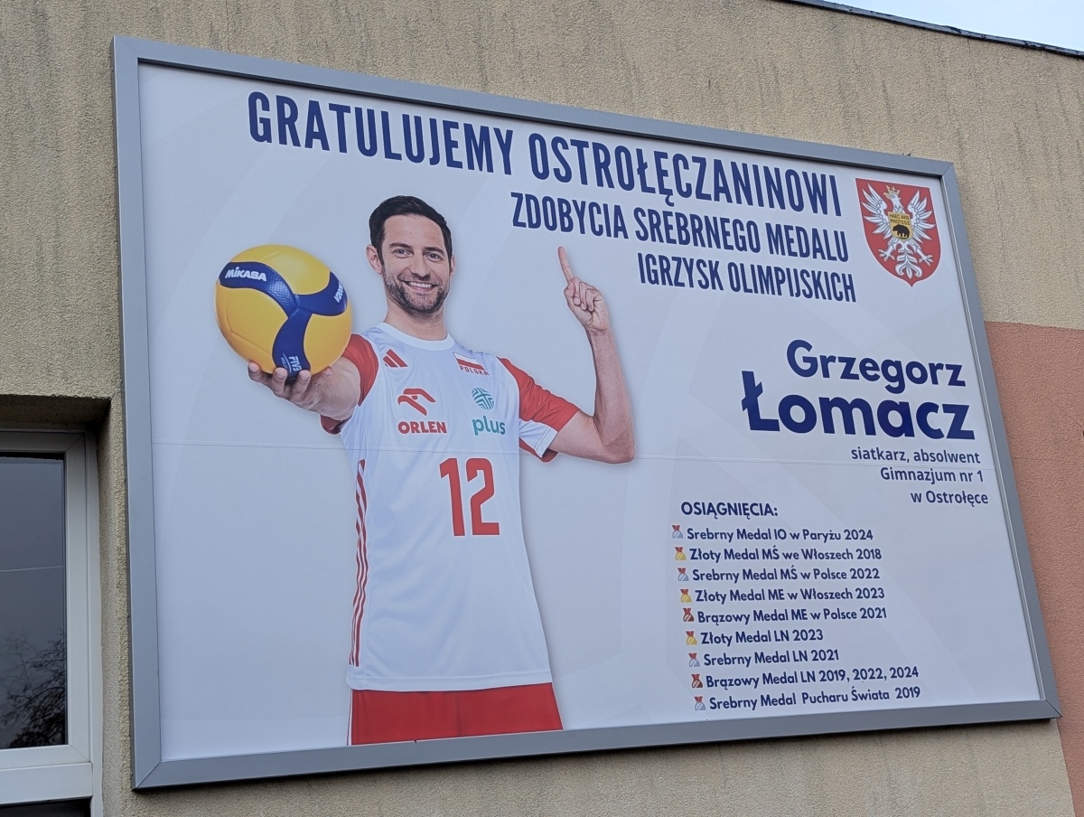 Odsłonięcie miejsca pamięci Grzegorza Łomacza w SP nr 5 [21.01.2025] - zdjęcie #4 - eOstroleka.pl