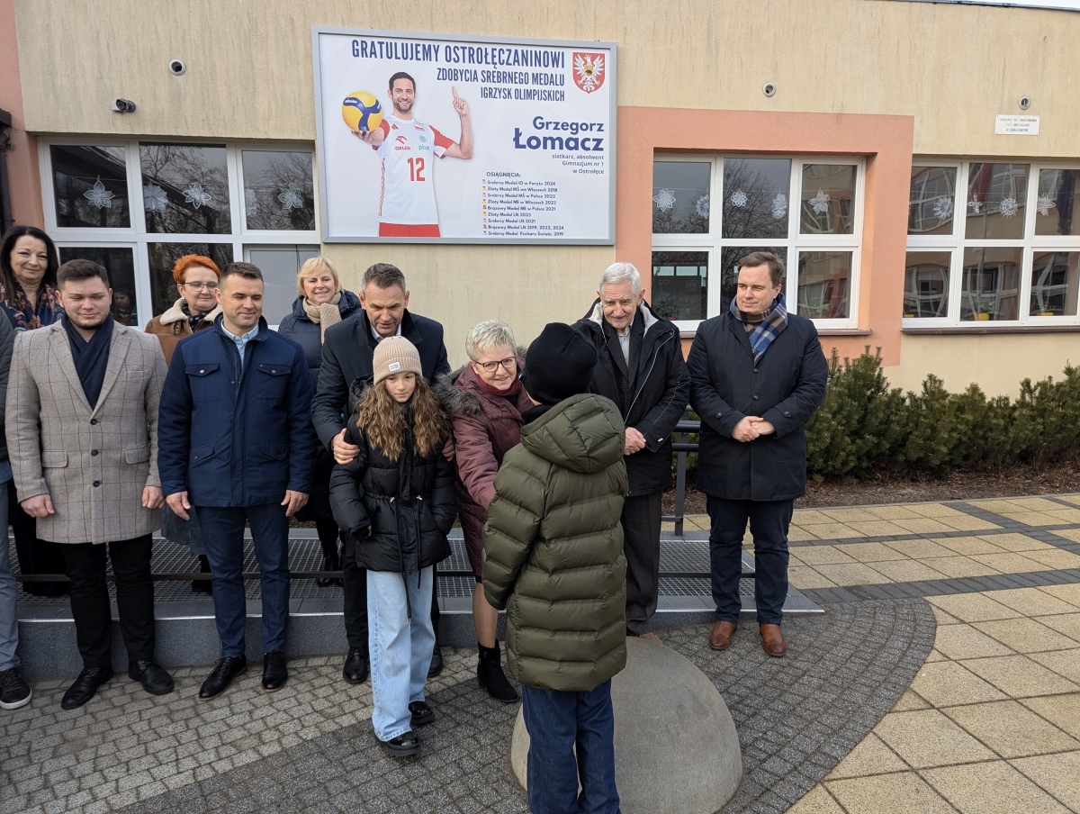Odsłonięcie miejsca pamięci Grzegorza Łomacza w SP nr 5 [21.01.2025] - zdjęcie #3 - eOstroleka.pl