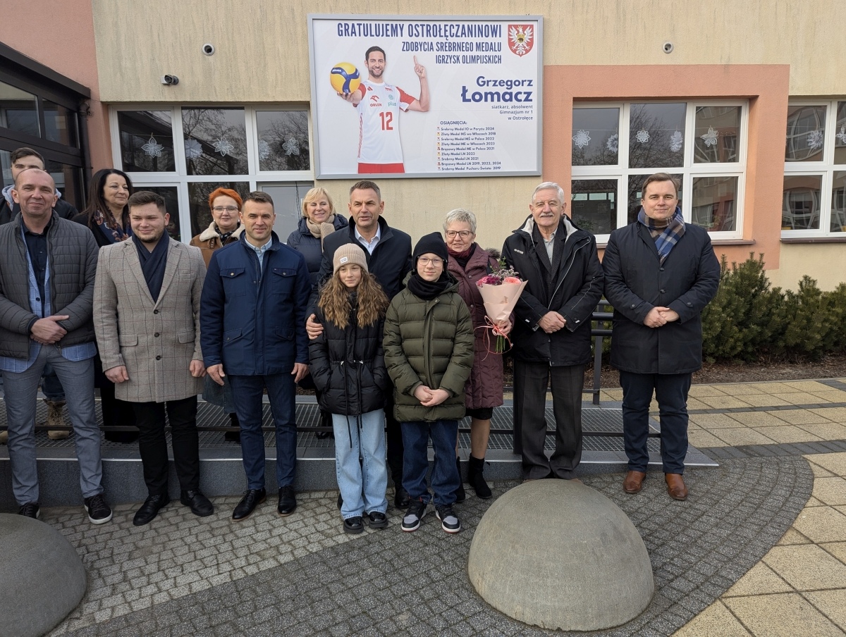 Odsłonięcie miejsca pamięci Grzegorza Łomacza w SP nr 5 [21.01.2025] - zdjęcie #2 - eOstroleka.pl
