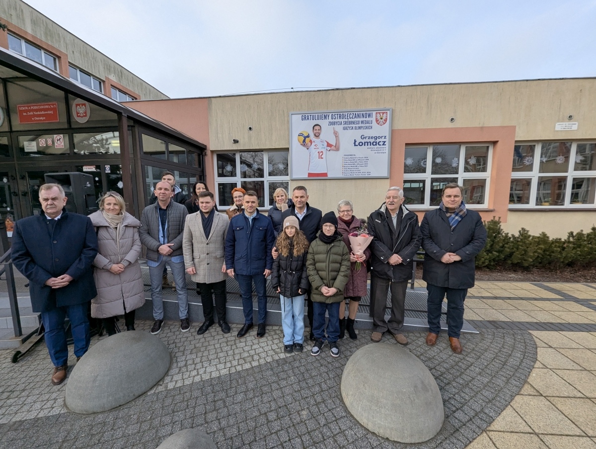 Odsłonięcie miejsca pamięci Grzegorza Łomacza w SP nr 5 [21.01.2025] - zdjęcie #1 - eOstroleka.pl