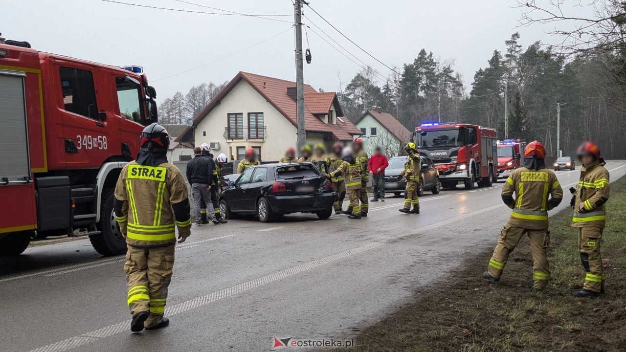 Dachowanie samochodu w Łysych [24.01.2025] - zdjęcie #14 - eOstroleka.pl