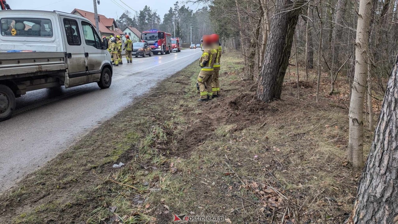 Dachowanie samochodu w Łysych [24.01.2025] - zdjęcie #8 - eOstroleka.pl