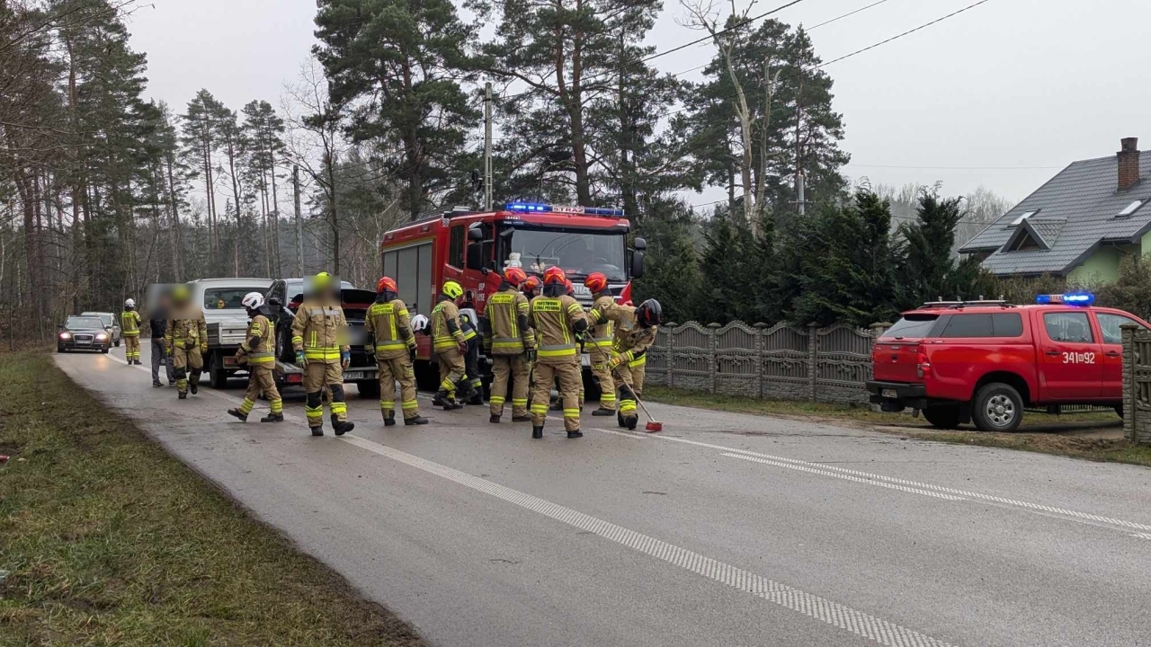 Dachowanie samochodu w Łysych [24.01.2025] - zdjęcie #2 - eOstroleka.pl