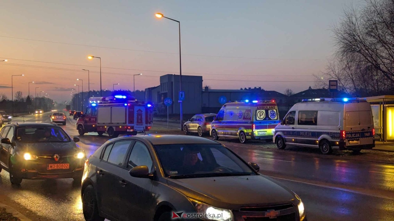 Wypadek na rondzie Kupiszewskiego/11 Listopada [27.01.2025] - zdjęcie #13 - eOstroleka.pl