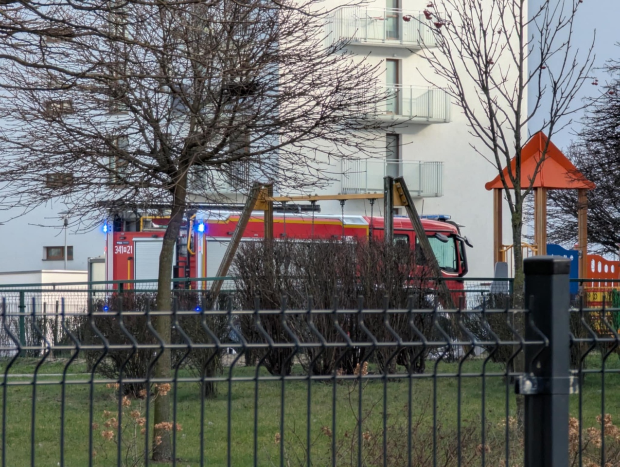 Niepokojący alarm z bloku na Bohaterów Warszawy. Co było powodem interwencji strażaków? [29.01.2025] - zdjęcie #4 - eOstroleka.pl