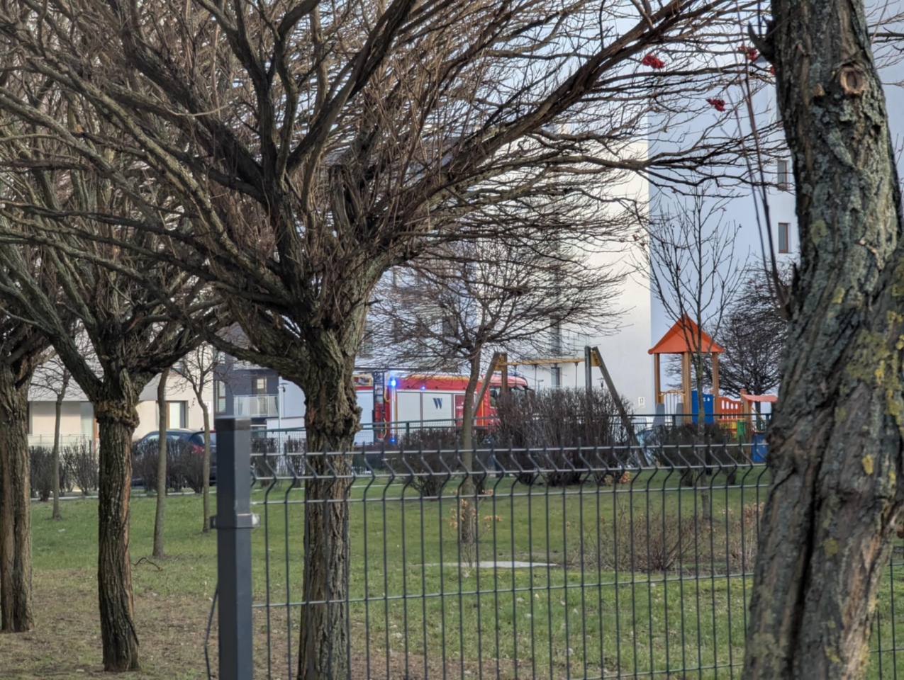 Niepokojący alarm z bloku na Bohaterów Warszawy. Co było powodem interwencji strażaków? [29.01.2025] - zdjęcie #3 - eOstroleka.pl