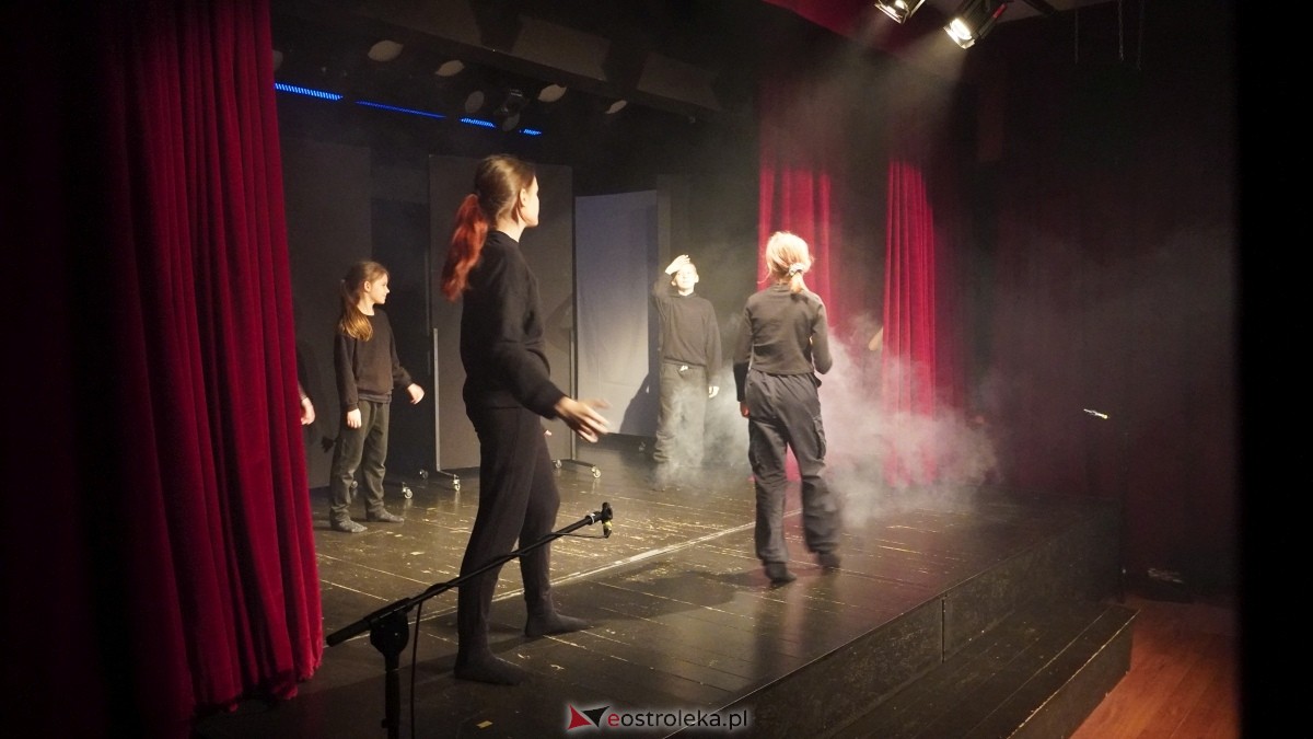 Spektakl DTA Niewidzialni w Klubie Oczko [31.01.2025] - zdjęcie #13 - eOstroleka.pl