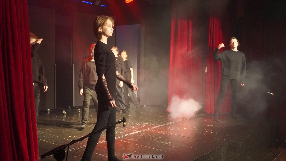 Spektakl DTA Niewidzialni w Klubie Oczko [31.01.2025] - zdjęcie #12 - eOstroleka.pl