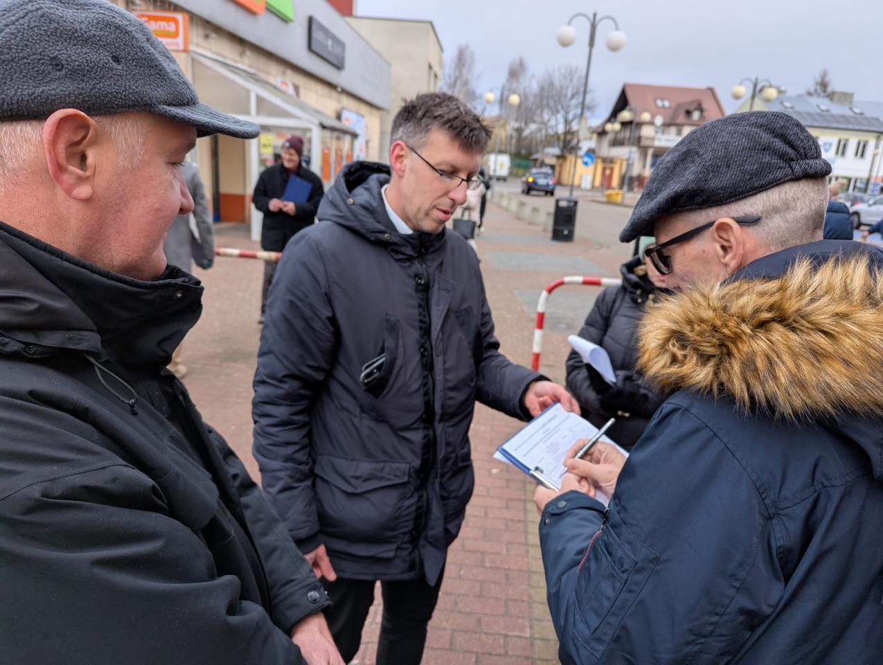 Zbiórka podpisów poparcia dla Karola Nawrockiego [01.02.2025] - zdjęcie #12 - eOstroleka.pl