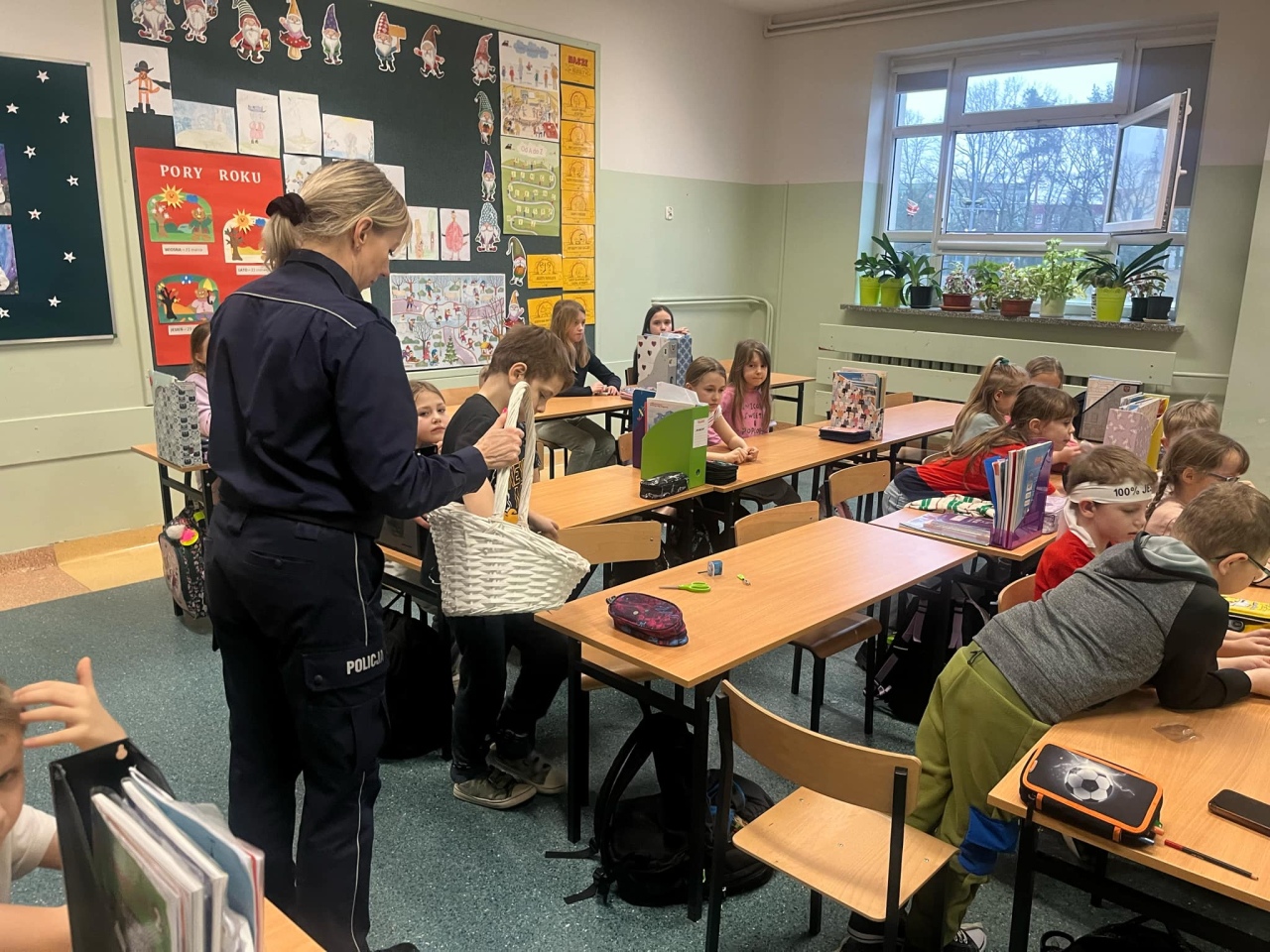 Profilaktyczna lekcja w SP nr 10 [31.01.2025] - zdjęcie #6 - eOstroleka.pl