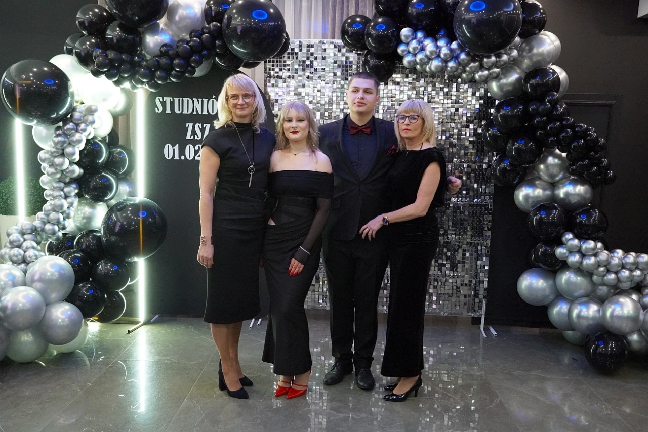 Studniówka w Zespole Szkół Zawodowych nr 2 w Ostrołęce [01.02.2025] - zdjęcie #43 - eOstroleka.pl