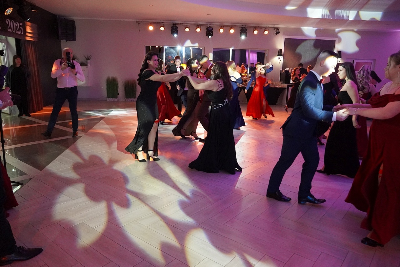 Studniówka w Zespole Szkół Zawodowych nr 2 w Ostrołęce [01.02.2025] - zdjęcie #20 - eOstroleka.pl