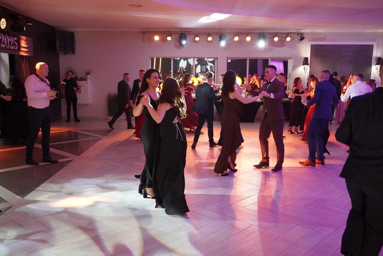 Studniówka w Zespole Szkół Zawodowych nr 2 w Ostrołęce [01.02.2025] - zdjęcie #14 - eOstroleka.pl