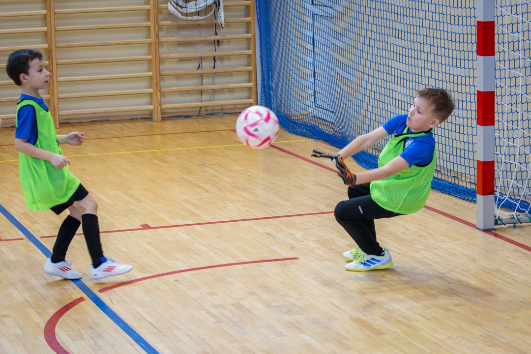 Turniej piłki nożnej w ramach ferii zimowych 2025 - zdjęcie #60 - eOstroleka.pl