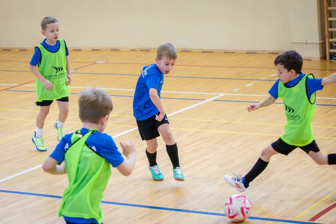 Turniej piłki nożnej w ramach ferii zimowych 2025 - zdjęcie #47 - eOstroleka.pl