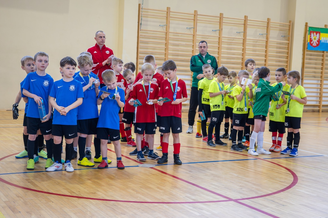Turniej piłki nożnej w ramach ferii zimowych 2025 - zdjęcie #13 - eOstroleka.pl