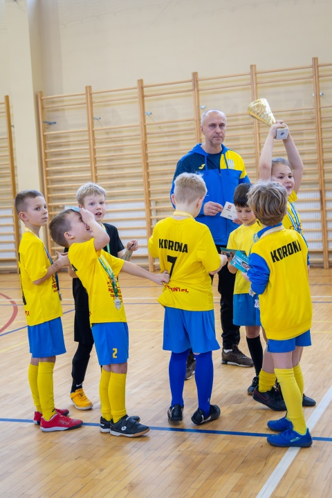 Turniej piłki nożnej w ramach ferii zimowych 2025 - zdjęcie #8 - eOstroleka.pl