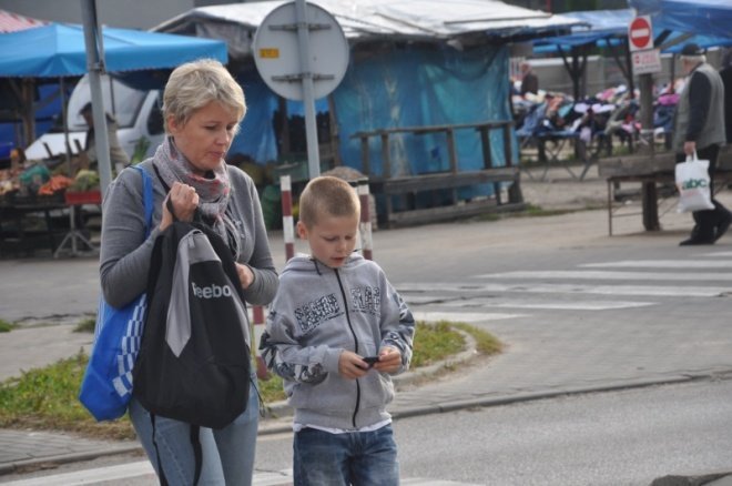 Bezpieczna droga do szkoły:Policjanci pilnują bezpieczeństwa na przejściach dla pieszych (7.IX.2011) - zdjęcie #14 - eOstroleka.pl