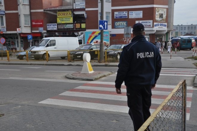 Bezpieczna droga do szkoły:Policjanci pilnują bezpieczeństwa na przejściach dla pieszych (7.IX.2011) - zdjęcie #13 - eOstroleka.pl