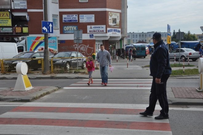 Bezpieczna droga do szkoły:Policjanci pilnują bezpieczeństwa na przejściach dla pieszych (7.IX.2011) - zdjęcie #12 - eOstroleka.pl