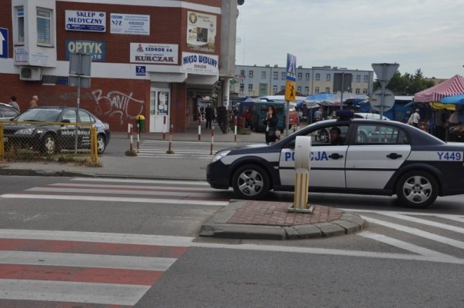 Bezpieczna droga do szkoły:Policjanci pilnują bezpieczeństwa na przejściach dla pieszych (7.IX.2011) - zdjęcie #10 - eOstroleka.pl