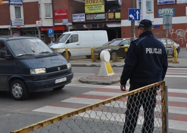 Bezpieczna droga do szkoły:Policjanci pilnują bezpieczeństwa na przejściach dla pieszych (7.IX.2011) - zdjęcie #9 - eOstroleka.pl