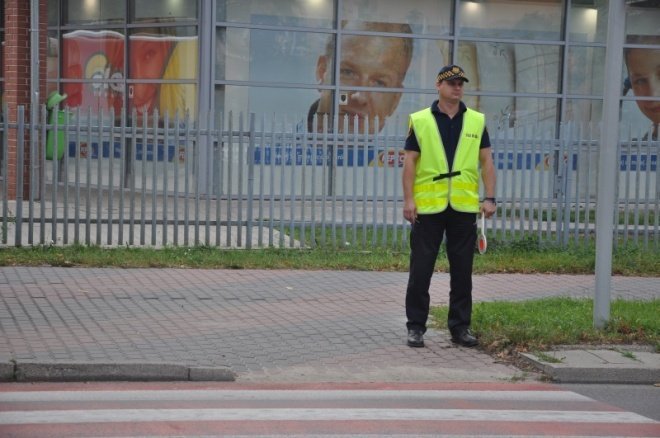 Bezpieczna droga do szkoły:Policjanci pilnują bezpieczeństwa na przejściach dla pieszych (7.IX.2011) - zdjęcie #8 - eOstroleka.pl