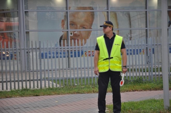 Bezpieczna droga do szkoły:Policjanci pilnują bezpieczeństwa na przejściach dla pieszych (7.IX.2011) - zdjęcie #7 - eOstroleka.pl