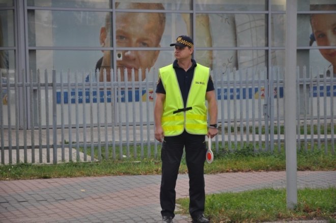 Bezpieczna droga do szkoły:Policjanci pilnują bezpieczeństwa na przejściach dla pieszych (7.IX.2011) - zdjęcie #6 - eOstroleka.pl