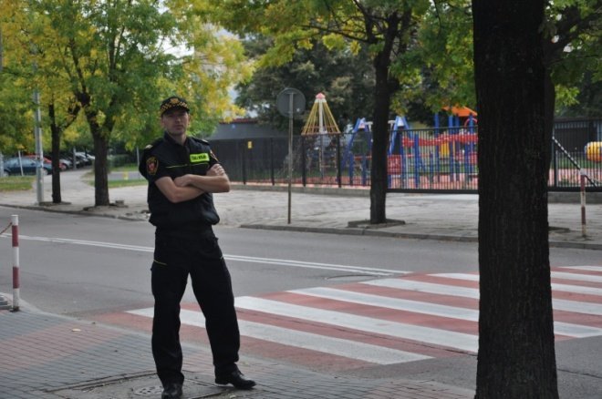 Bezpieczna droga do szkoły:Policjanci pilnują bezpieczeństwa na przejściach dla pieszych (7.IX.2011) - zdjęcie #5 - eOstroleka.pl