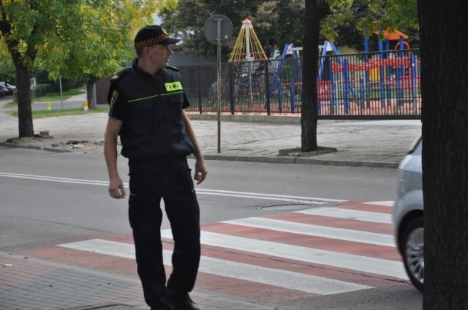 Bezpieczna droga do szkoły:Policjanci pilnują bezpieczeństwa na przejściach dla pieszych (7.IX.2011) - zdjęcie #4 - eOstroleka.pl