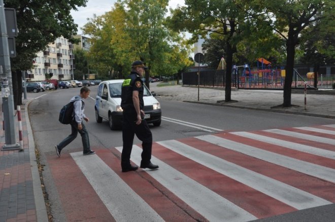 Bezpieczna droga do szkoły:Policjanci pilnują bezpieczeństwa na przejściach dla pieszych (7.IX.2011) - zdjęcie #3 - eOstroleka.pl